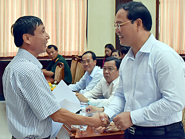 Đồng chí Mai Ngọc Thuận, Ủy viên Ban Thường vụ Tỉnh ủy, Bí thư Thành ủy,  trao đổi với đồng chí Nguyễn Trọng Quế, Phó Bí thư Chi bộ khu phố 4 (phường 12) về công tác phát triển Đảng tại hội nghị.