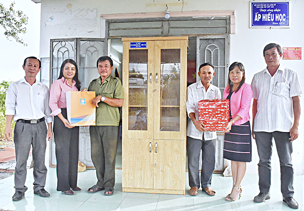 Đoàn công tác Chi bộ Báo Bà Rịa-Vũng Tàu trao tủ sách và tài liệu sinh hoạt cho đại diện Chi bộ ấp Mỹ An, xã Long Mỹ, huyện Đất Đỏ.