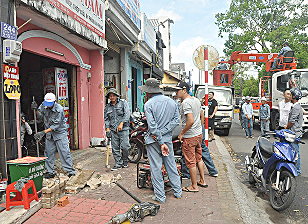 TP.Bà Rịa ra quân dọn dẹp vỉa hè trên đường CMT8 (phường Phước Hiệp, TP.Bà Rịa).