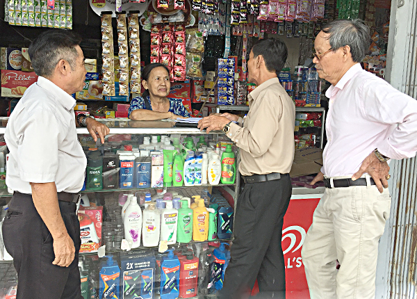 Tổ dân vận khéo khu phố Mỹ Tân (phường Mỹ Xuân, TX.Phú Mỹ) tuyên truyền, vận động người dân trên Quốc lộ 51 không lấn chiếm vỉa hè, lề đường để kinh doanh, buôn bán.