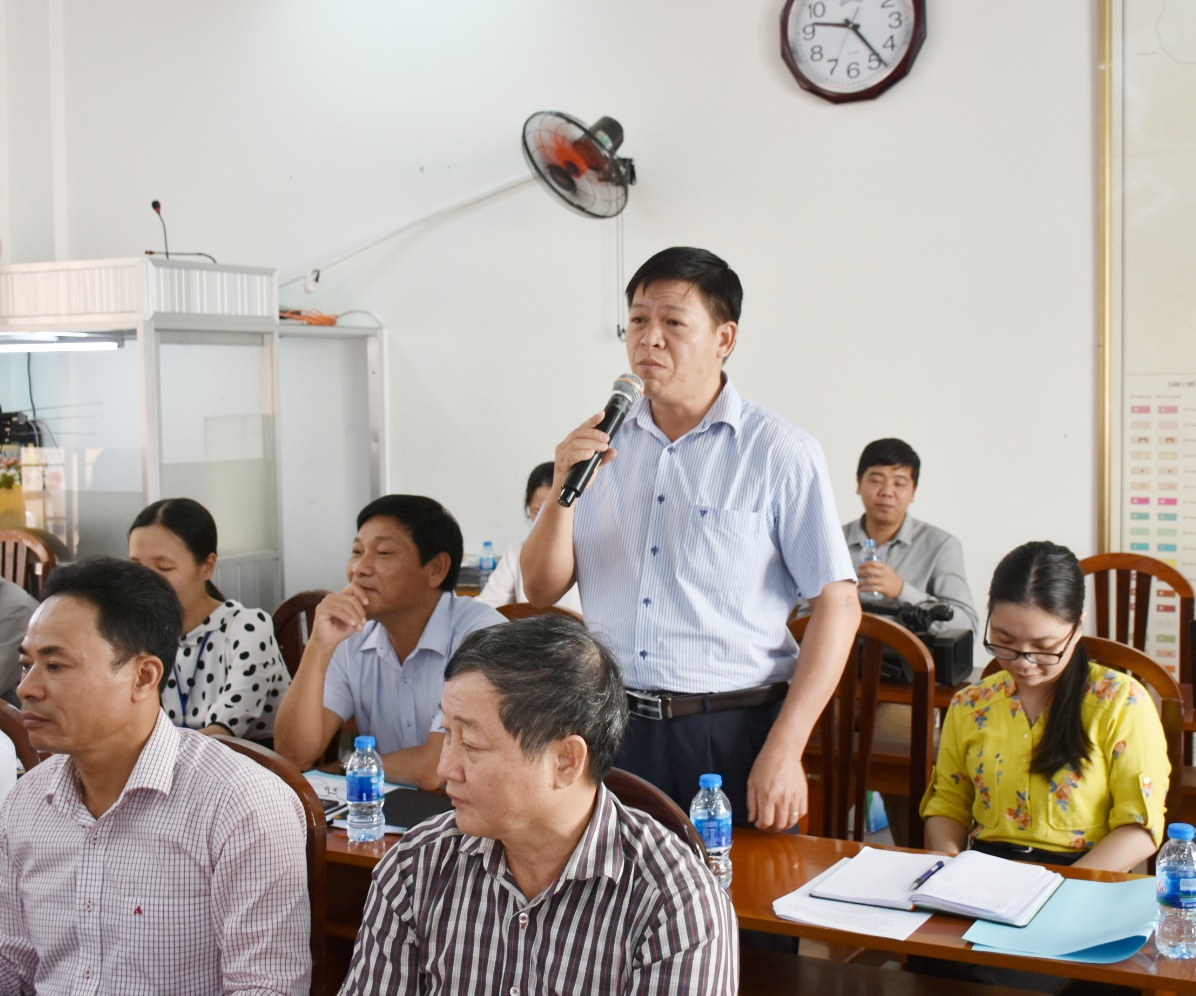 Ông Trần Quốc Toản, Chủ tịch UBND phường Thắng Tam, phát biểu tại cuộc họp.