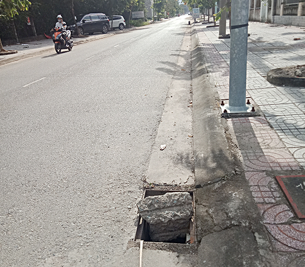 Nhiều hố ga bị trộm mất nắp trên đường Huỳnh Thúc Kháng, phường Phú Mỹ, TX. Phú Mỹ.