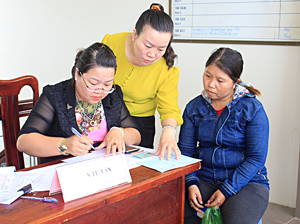Cán bộ BHXH tỉnh vận động người dân xã Phước Hưng, huyện Long Điền tham gia BHYT (ảnh mang tính minh họa). Ảnh: HOÀNG HƯỜNG