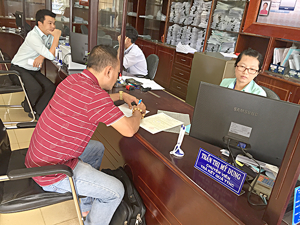 Công chức tiếp nhận hồ sơ thủ tục hành chính tại bộ phận “một cửa” huyện Đất Đỏ (ảnh mang tính minh họa). Ảnh: HOÀNG HƯỜNG