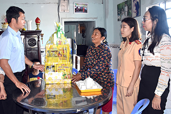 Đại diện Ban ATGT TP.Vũng Tàu và Đội CSGT Công an TP.Vũng Tàu thăm hỏi, tặng quà cho gia đình nạn nhân P.T.T. (167/2, Đô Lương, phường 11) bị thiệt mạng vì TNGT vào tháng 1-2018.