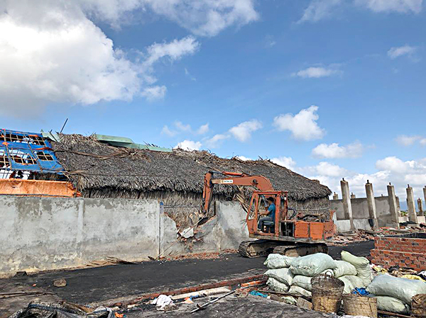 Xe cơ giới phá dỡ công trình xây dựng trên đất phải cưỡng chế thu hồi của hộ ông Phan Văn Hiệp.