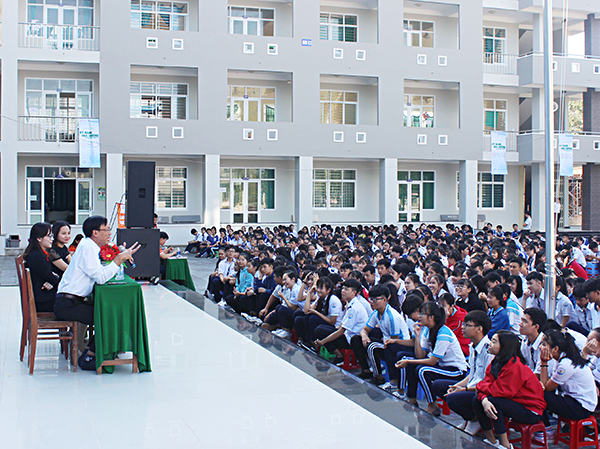 HS Trường THPT Võ Thị Sáu hào hứng tham gia chương trình Kỹ năng học đường năm học 2018-2019.