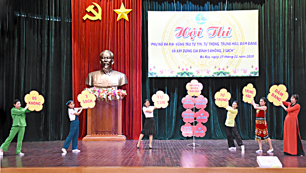 Phần thi chào hỏi của đội Hội LHPN huyện Châu Đức.