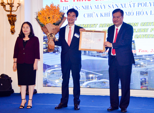 Đồng chí Nguyễn Thị Yến, Phó Bí thư Thường trực Tỉnh ủy và đồng chí Nguyễn Văn Trình, Chủ tịch UBND tỉnh trao giấy chứng nhận đầu tư cho đại diện Tập đoàn Hyosung (Hàn Quốc- tháng 8-2018).