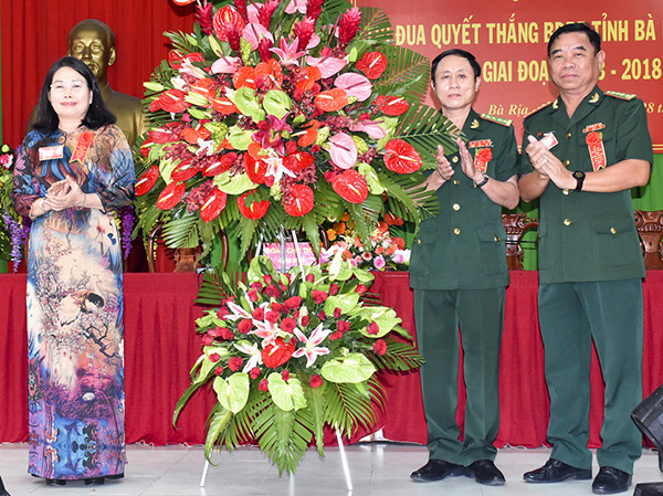 Đồng chí Nguyễn Thị Yến, Phó Bí thư Thường trực Tỉnh ủy, Trưởng Đoàn ĐBQH tỉnh tặng hoa của Tỉnh uỷ, HĐND, UBND, UBMTTQVN tỉnh chúc mừng đại hội.