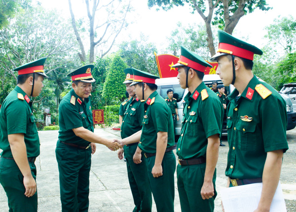 Trung tướng Võ Minh Lương, Ủy viên Trung ương Đảng, Tư lệnh quân khu 7, đến kiểm tra Tiểu đoàn Bộ binh 2.