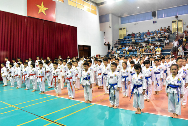 Các võ sinh tham dự thi nâng đai.