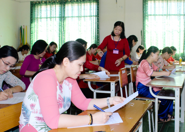 GV tham dự hội thi làm bài kiểm tra năng lực. 