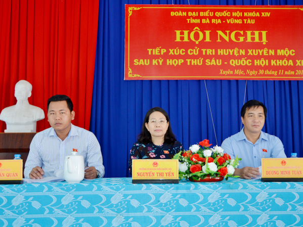 Các đại biểu: Nguyễn Thị Yến, Phó Bí thư Thường trực Tỉnh ủy, Trưởng Đoàn ĐBQH tỉnh; Dương Minh Tuấn, Tỉnh ủy viên, Phó Trưởng Đoàn ĐBQH tỉnh; Dương Tấn Quân, bác sĩ Bệnh viện Bà Rịa TXCT huyện Xuyên Mộc.