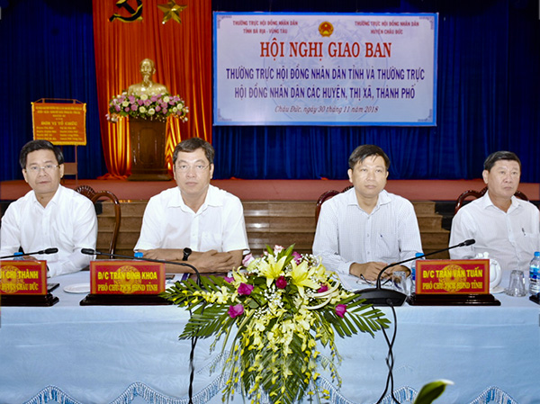 Các đồng chí: Bùi Chí Thành, Ủy viên Dự khuyết Trung ương Đảng, Bí thư Huyện ủy, Chủ tịch HĐND huyện Châu Đức; Trần Đình Khoa, Ủy viên Ban Thường vụ Tỉnh ủy, Phó Chủ tịch HĐND tỉnh; Trần Văn Tuấn, Tỉnh ủy viên, Phó Chủ tịch HĐND tỉnh; Võ Văn Tư, Phó Chủ tịch Thường trực HĐND TX. Phú Mỹ, chủ trì hội nghị.  