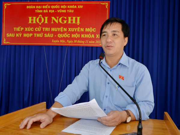 Đại biểu Dương Minh Tuấn, Tỉnh ủy viên, Phó Trưởng Đoàn ĐBQH tỉnh thông báo kết quả Kỳ họp thứ 6, Quốc hội khóa XIV với cử tri huyện Xuyên Mộc.
