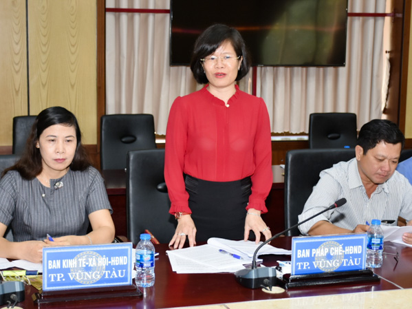 Đồng chí Đoàn Thị Thu Giang, Trưởng Ban Pháp chế HĐND TP. Vũng Tàu nêu lên những khó khăn trong công tác thẩm tra các báo cáo, tờ trình của UBND cùng cấp.