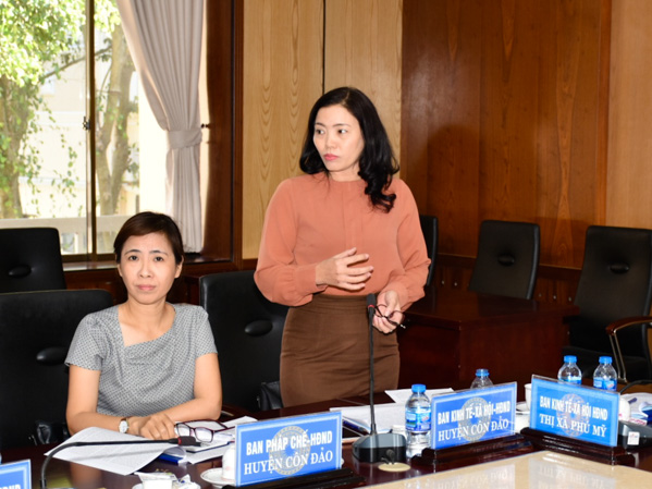 Đồng chí Nguyễn Thị Trình, Phó Ban Kinh tế-Xã hội HĐND huyện Côn Đảo nêu lên một số giải pháp nâng cao chất lượng thẩm tra các báo cáo, tờ trình.
