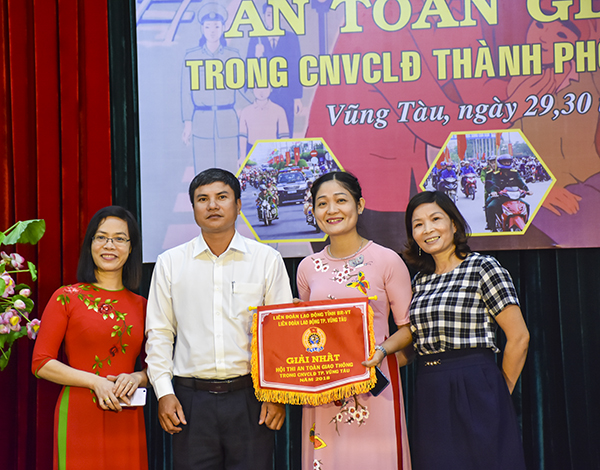 Ban tổ chức trao giải Nhất cho đội CĐCS Trường TH Quang Trung.