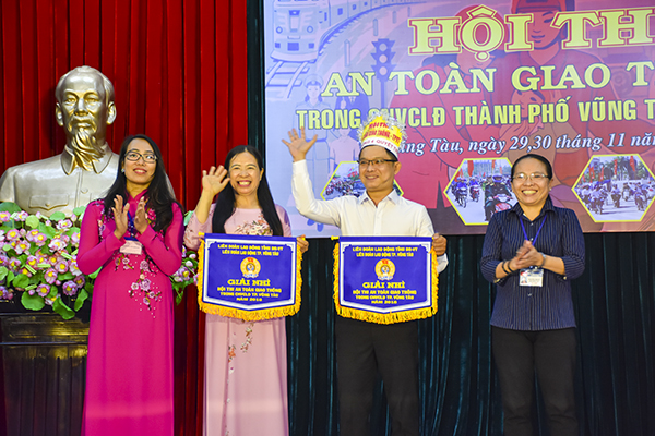 Ban tổ chức trao giải Nhì cho các đội.