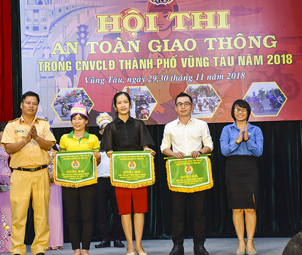 Ban tổ chức trao giải Ba cho các đội.