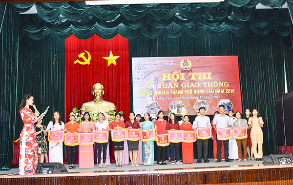 Ban tổ chức trao giải phong trào cho các đội.