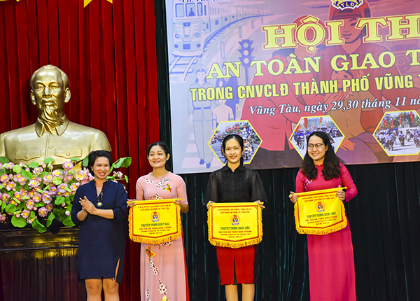 Ban tổ chức trao giải cá nhân diễn xuất và thuyết trình hay nhất.