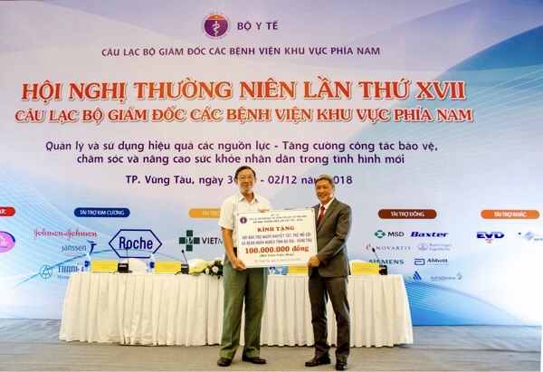 PGS.TS Nguyễn Trường Sơn, Thứ trưởng Bộ Y tế, Chủ nhiệm CLB Giám đốc các bệnh viện khu vực phía Nam trao bảng tượng trưng số tiền 100 triệu đồng cho Hội Nạn nhân chất độc da cam và Bảo trợ xã hội tỉnh BR-VT.