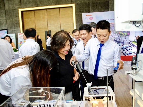 Các đại biểu tham quan thiết bị Dex surgical - cánh tay robot dùng trong phẫu thuật nội soi được trưng bày bên lề hội nghị.