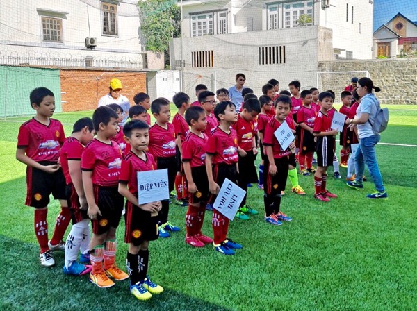 Các cầu thủ nhí tham dự giải.