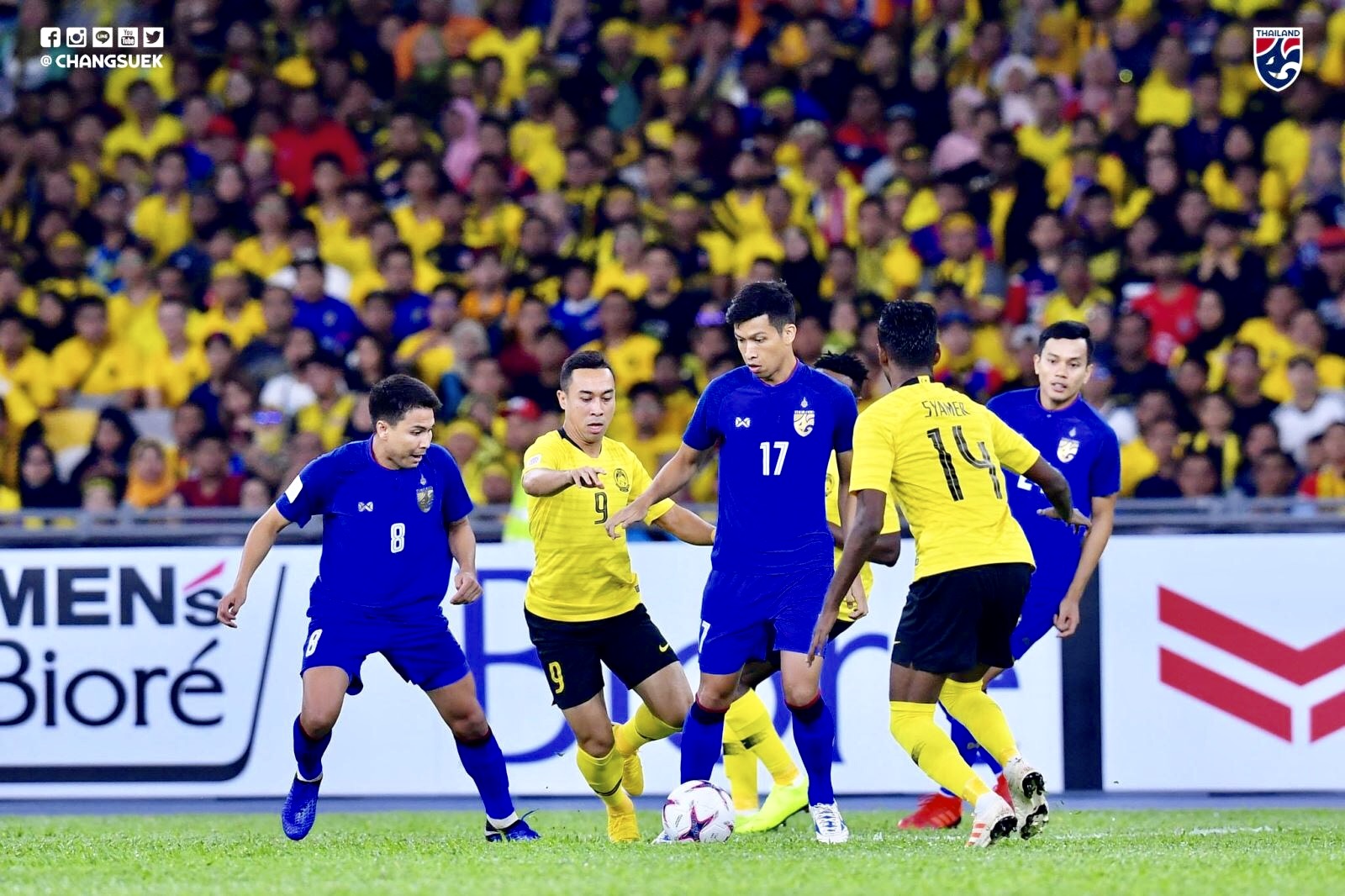 Malaysia (áo vàng) chủ động áp sát khi đội khách có bóng.