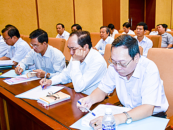 Cán bộ, đảng viên học tập, quán triệt Nghị quyết Trung ương 4 khóa XII do Tỉnh ủy tổ chức. Ảnh: NGỌC NGUYỄN 