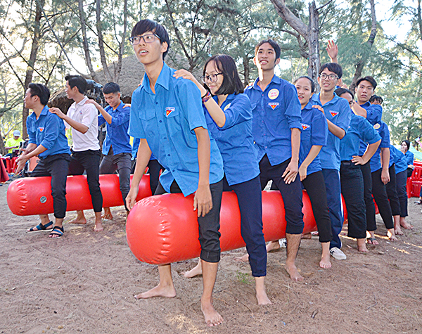 HS-SV tham gia trò chơi vận động tại ngày hội “Bí thư Đoàn khối trường học”.