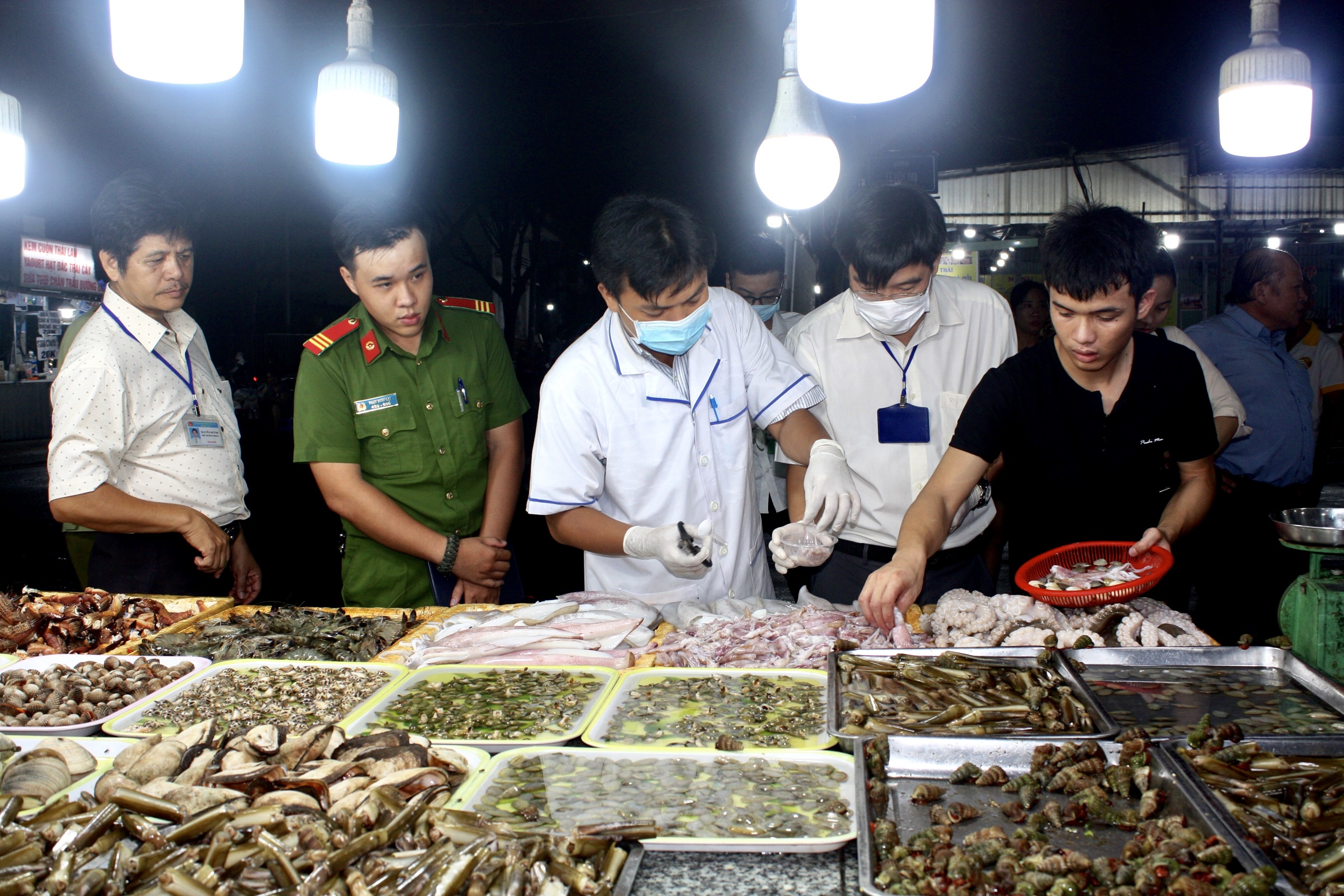 Từ nay đến cuối năm, cơ quan chức năng sẽ tăng cường kiểm tra các chỉ tiêu về an toàn thực phẩm của các mặt hàng lương thực, thực phẩm chế biến, tươi sống. Trong ảnh: Đoàn kiểm tra liên ngành tỉnh kiểm tra tại chợ Du lịch Vũng Tàu. 