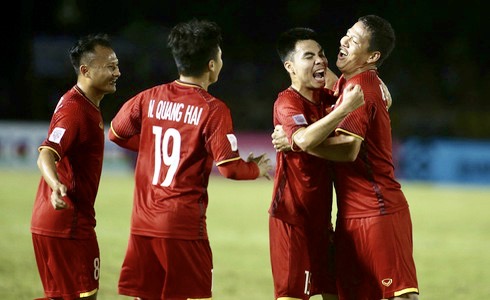 Các cầu thủ chia vui sau bàn mở tỷ số của Anh Đức. Ảnh: TTO