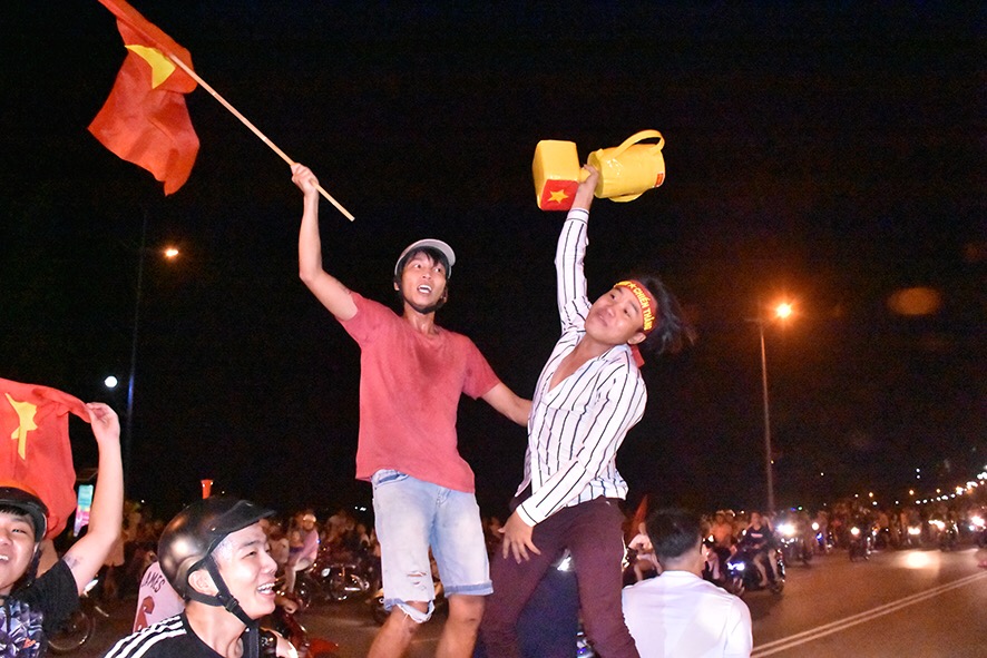 Người hâm mộ nâng cao mô hình cúp vô địch.