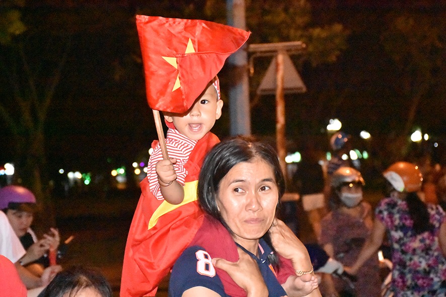 Một em bé cùng mẹ tham gia diễu hành.