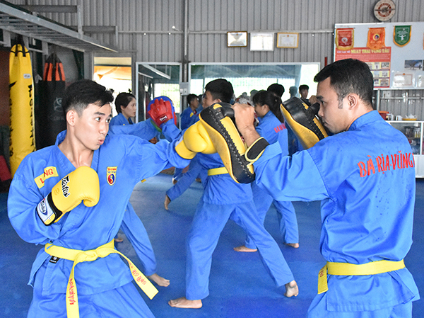 Võ sĩ Huỳnh Phi Long (trái) trong một buổi tập.