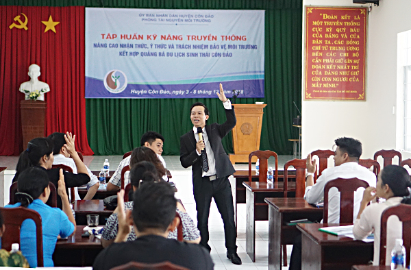 Các học viên tham gia khóa bồi dưỡng kỹ năng truyền thông nâng cao nhận thức, ý thức và trách nhiệm bảo vệ môi trường kết hợp quảng bá du lịch sinh thái.