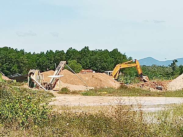 Khu đất tại ấp 5, xã Hòa Hội, huyện Xuyên Mộc - nơi UBND huyện Xuyên Mộc cho phép Công ty TNHH Mai Anh được lưu chứa cát san lấp, cát xây dựng.