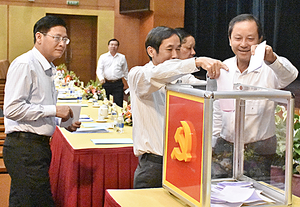 Các đại biểu bỏ phiếu tín nhiệm để giới thiệu nhân sự bầu bổ sung Ban Chấp hành Đảng bộ tỉnh, nhiệm kỳ 2015-2020 tại Hội nghị lần thứ 17 Ban Chấp  hành Đảng bộ tỉnh, tổ chức ngày 10-4-2018. Ảnh: THÀNH HUY