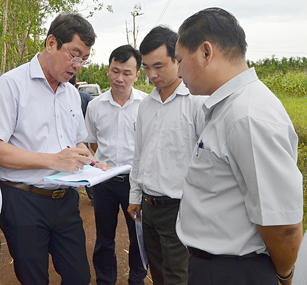Đoàn khảo sát của HĐND tỉnh khảo sát tuyến đường giao thông trên địa bàn thôn Lồ Ồ, xã Đá Bạc, huyện Châu Đức.
