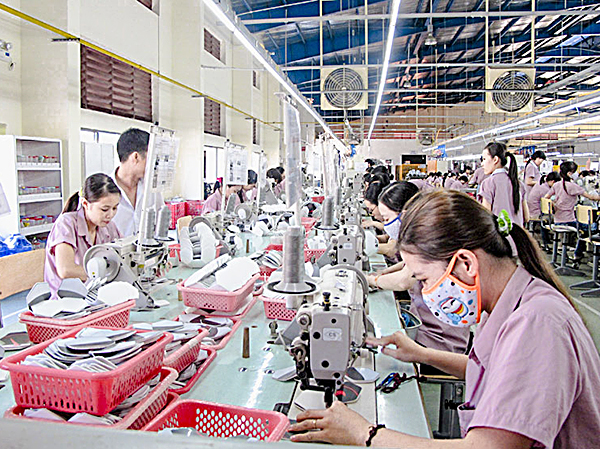 Năm 2018, tăng trưởng công nghiệp - xây dựng của BR-VT hơn 8,3%. Trong ảnh: Sản xuất bóng tại Công ty TNHH Đông Phương Vũng Tàu. Ảnh: NGÔ GIA