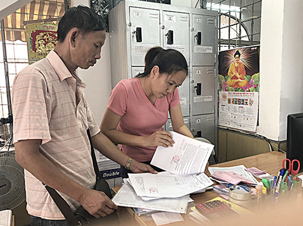 Tài xế Công ty TNHH Vận tải Thành Đạt nộp danh sách hành khách và hợp đồng vận tải hành khách cho bộ phận điều hành của công ty.  