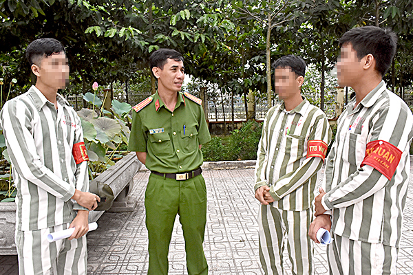 Cán bộ Trại giam Xuyên Mộc động viên các phạm nhân bị kết án liên quan đến ma tuý cố gắng cải tạo tốt để được giảm án, sớm trở về với gia đình.