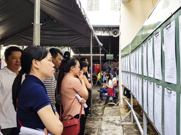 Lao động nữ tìm việc tại phiên giao dịch việc làm do Trung tâm Dịch vụ việc làm tỉnh tổ chức năm 2018.