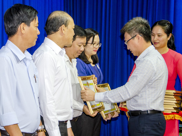 Đồng chí Đặng Minh Thông, Tỉnh Ủy viên, Bí thư Thành ủy Bà Rịa tặng Giấy khen cho các tập thể có thành tích xuất sắc trong việc thực hiện công tác dân vận năm 2018.