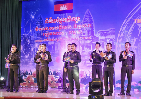 Bài hát “Như có Bác Hồ trong ngày vui đại thắng” do các học viên Campuchia đang học tại Trường Trung cấp Biên phòng 2 biểu diễn.