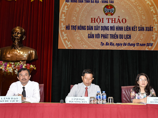 Đoàn chủ tọa điều hành hội thảo.