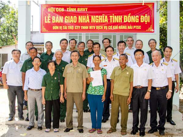 Đại diện Hội Cựu Chiến binh tỉnh, nhà tài trợ và chính quyền địa phương trao quyết định bàn giao nhà “Nghĩa tình đồng đội” cho gia đình ông Dương Văn Út (xã Bàu Chinh, huyện Châu Đức).